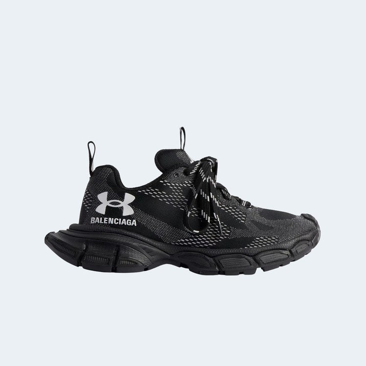 언더아머 3XL 스니커즈 블랙 기술적 메시 어퍼와 발렌시아가의 청키한 3XL 솔이 결합된 하이브리드 디자인