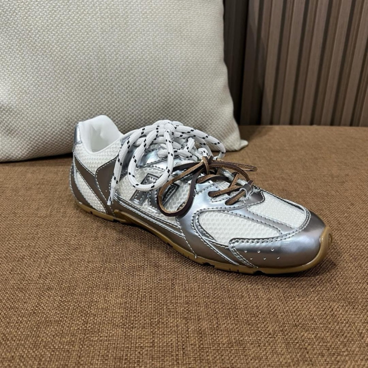 뉴발란스 x 미우 미우 530 SL 메탈릭 레더 앤 메쉬 스니커즈 실버