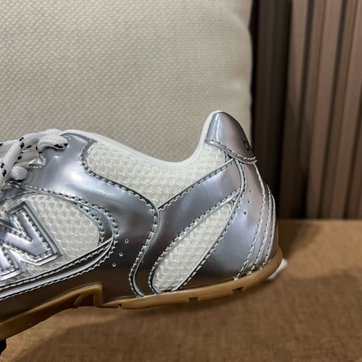 뉴발란스 x 미우 미우 530 SL 메탈릭 레더 앤 메쉬 스니커즈 실버