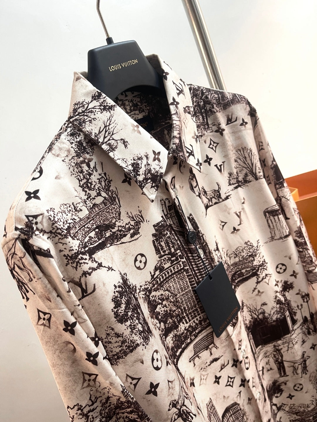 루이비통 롱슬리브 실크 셔츠 베쥬