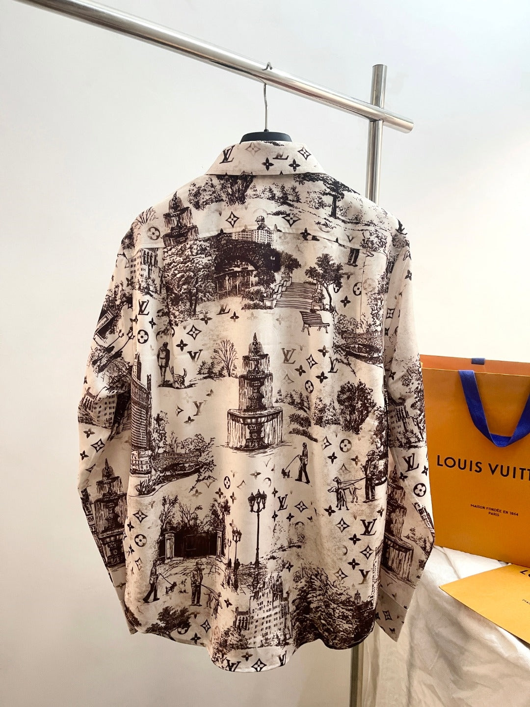 루이비통 롱슬리브 실크 셔츠 베쥬