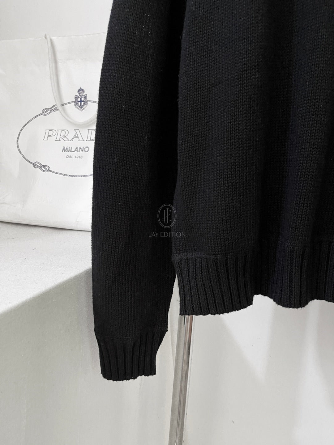 프라다 울 캐시미어 크로우 넥 니트 스웨터