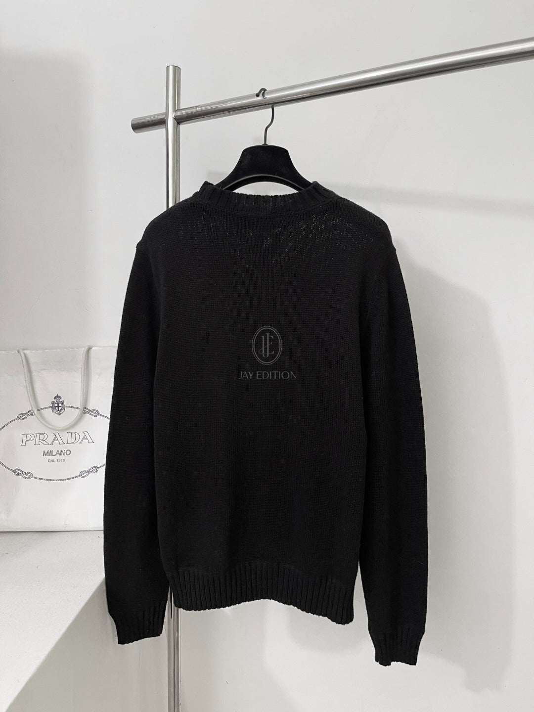 프라다 울 캐시미어 크로우 넥 니트 스웨터