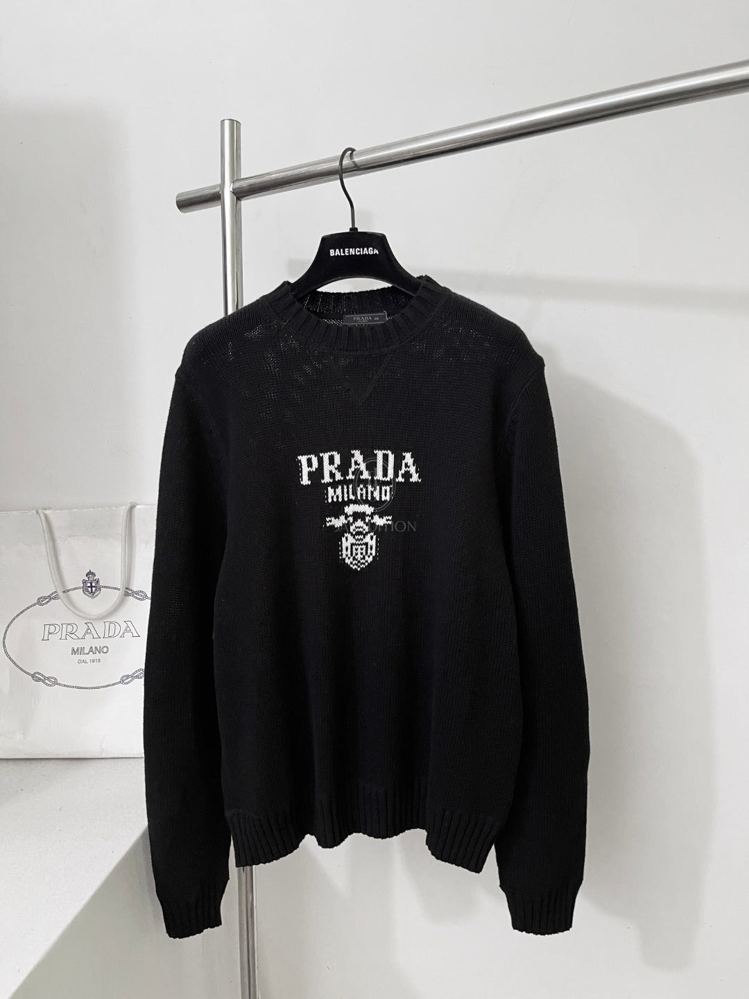 프라다 울 캐시미어 크로우 넥 니트 스웨터