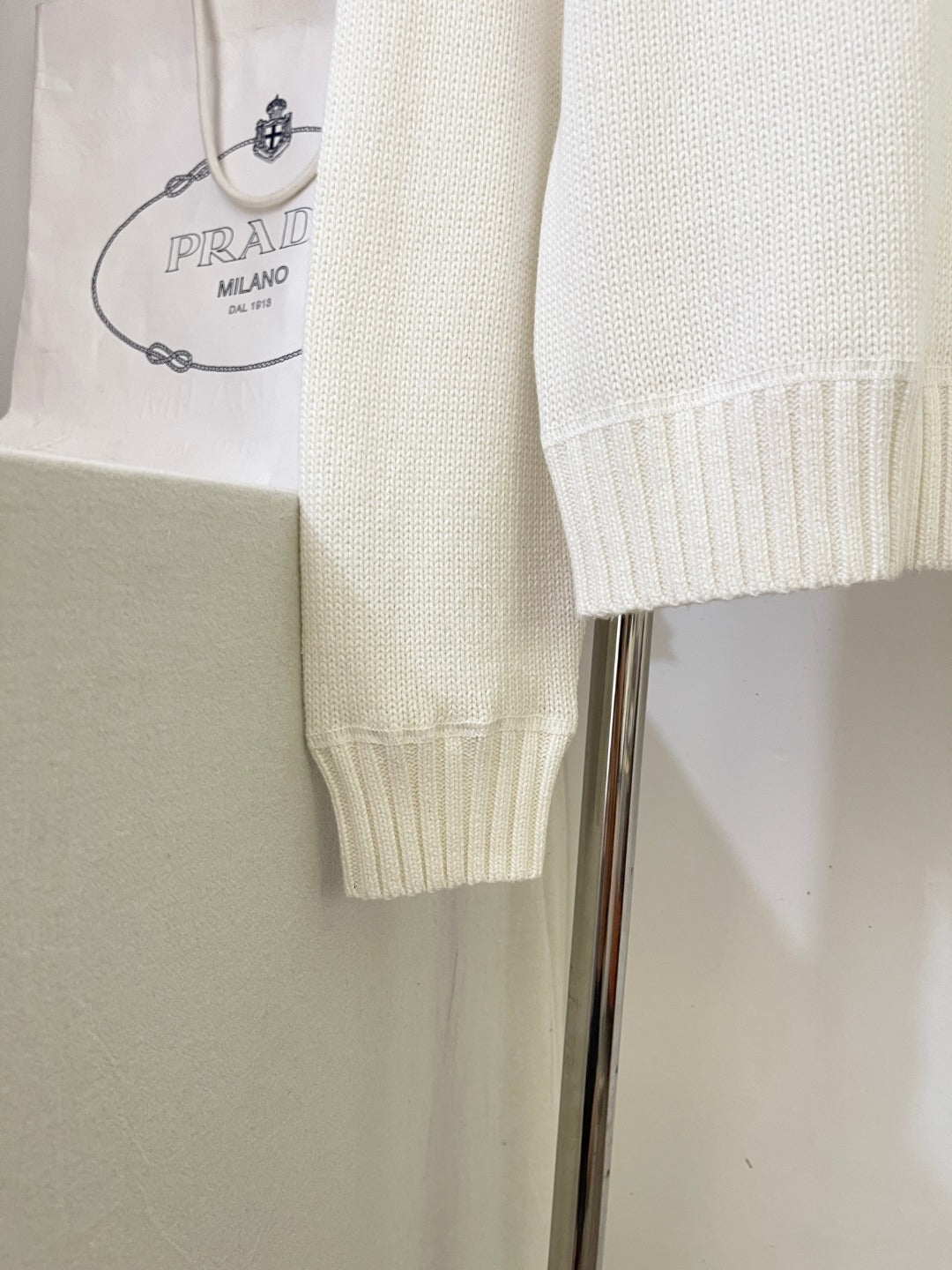 프라다 울 캐시미어 크로우 넥 니트 스웨터