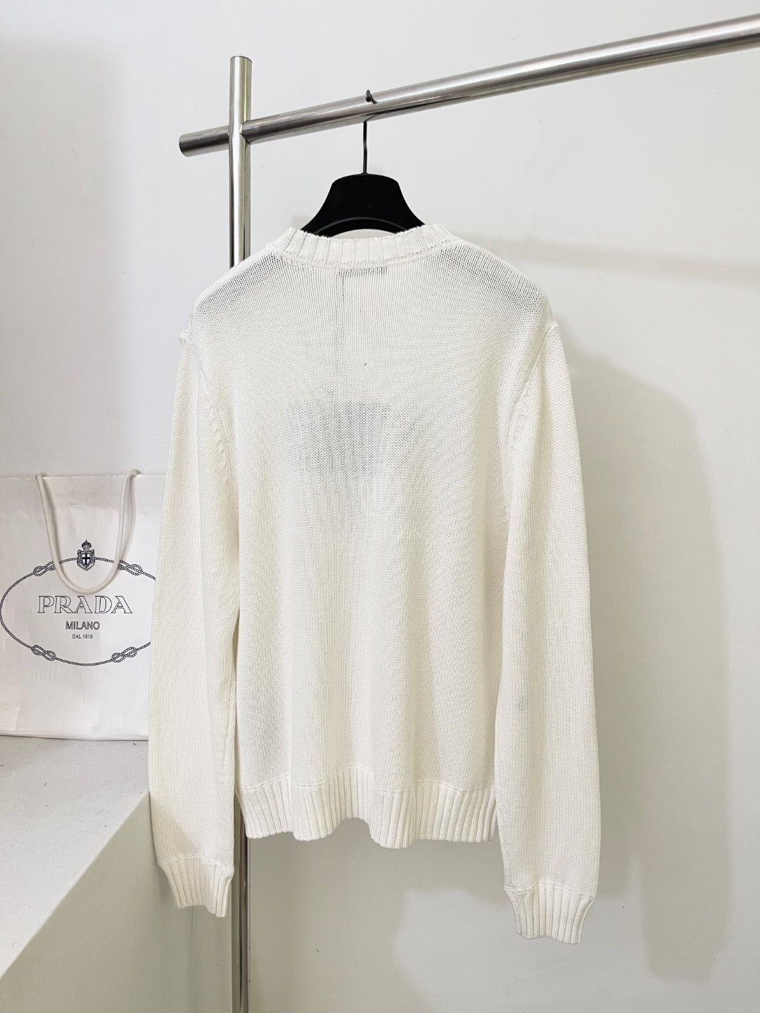 프라다 울 캐시미어 크로우 넥 니트 스웨터