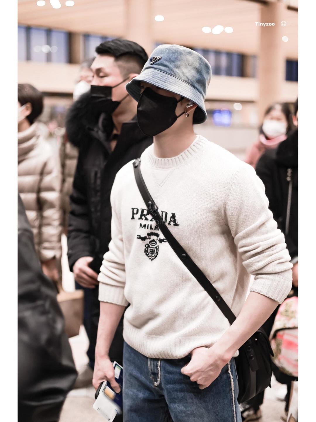 프라다 울 캐시미어 크로우 넥 니트 스웨터