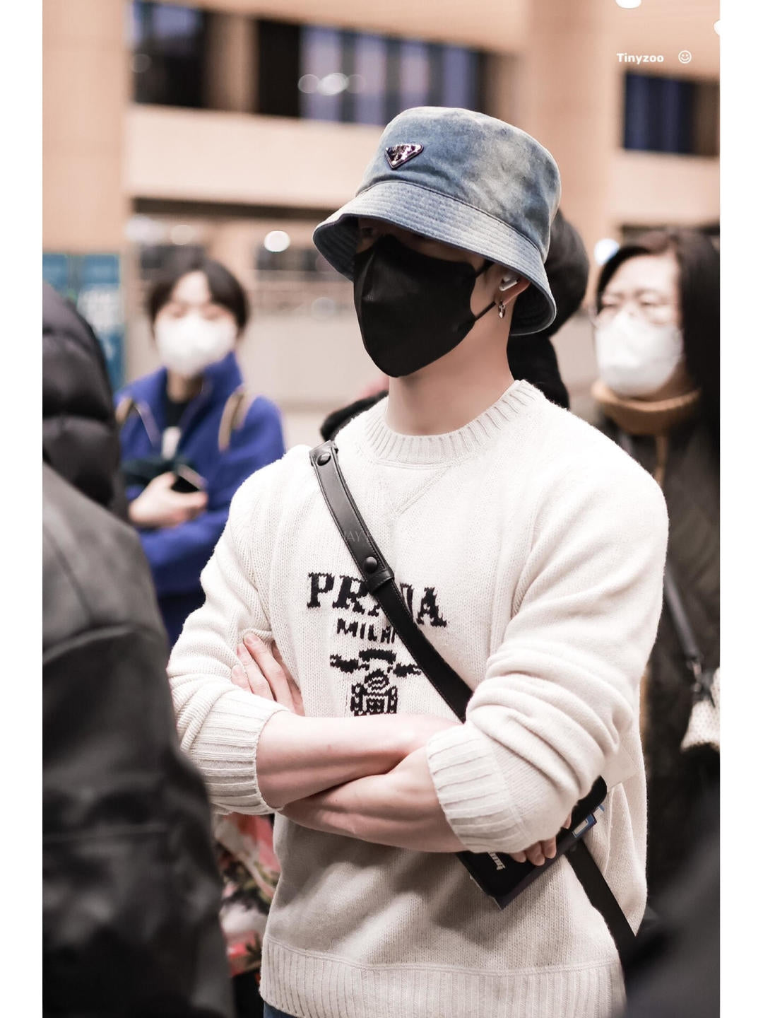 프라다 울 캐시미어 크로우 넥 니트 스웨터