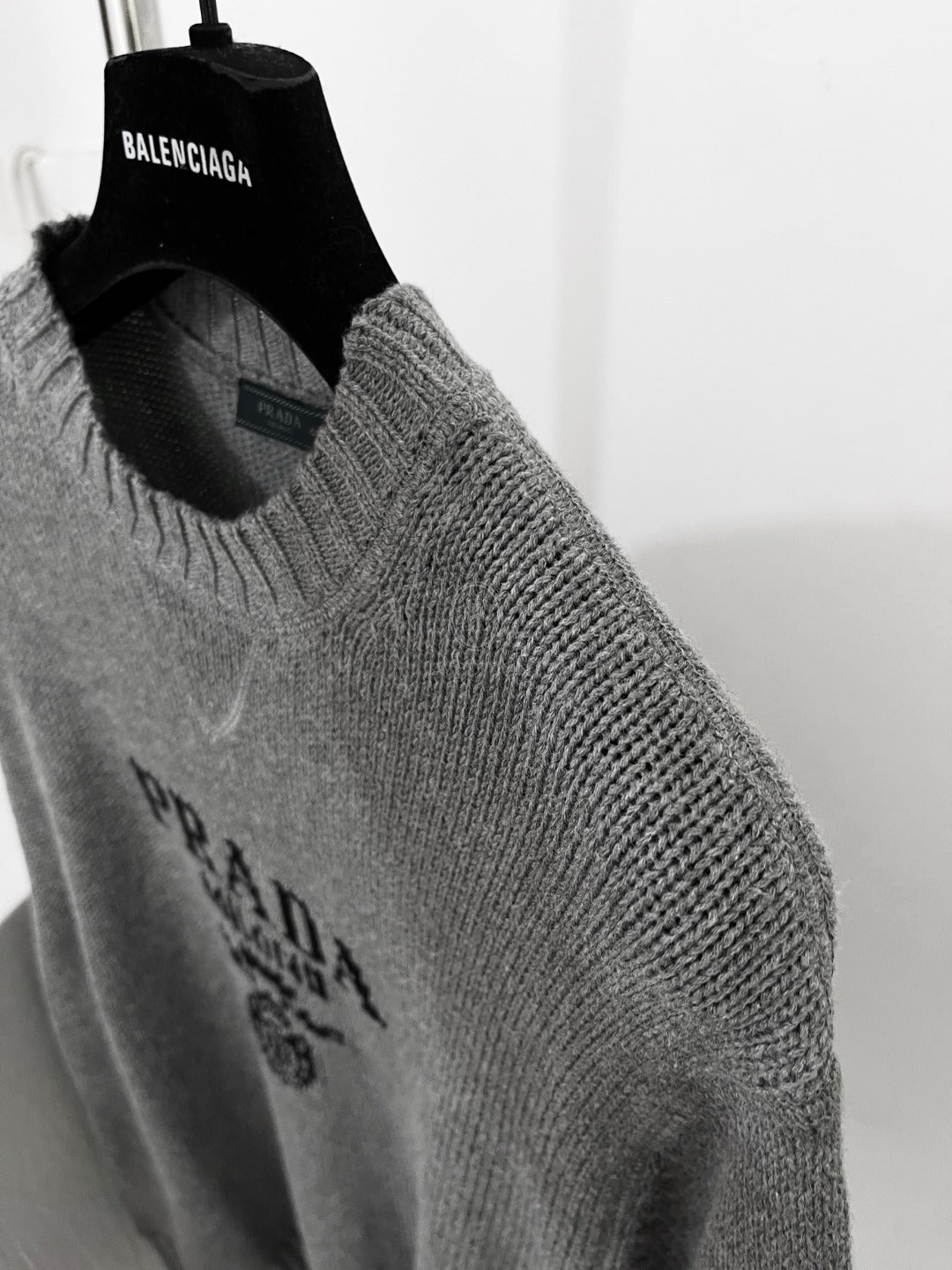 프라다 울 캐시미어 크로우 넥 니트 스웨터