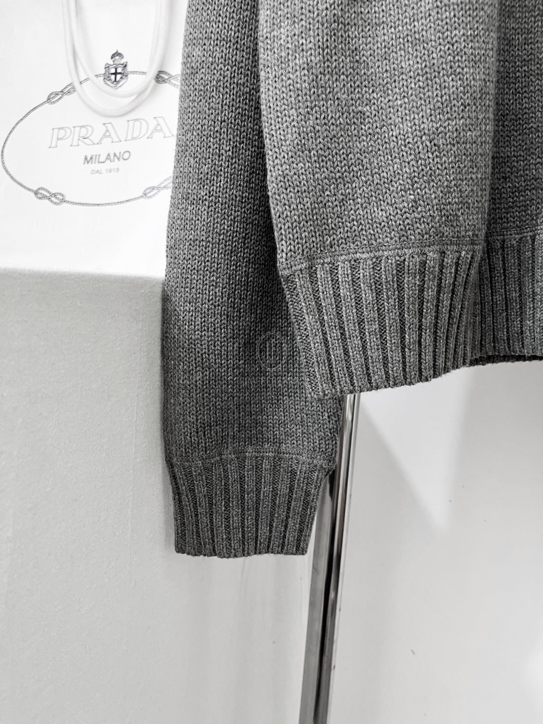 프라다 울 캐시미어 크로우 넥 니트 스웨터