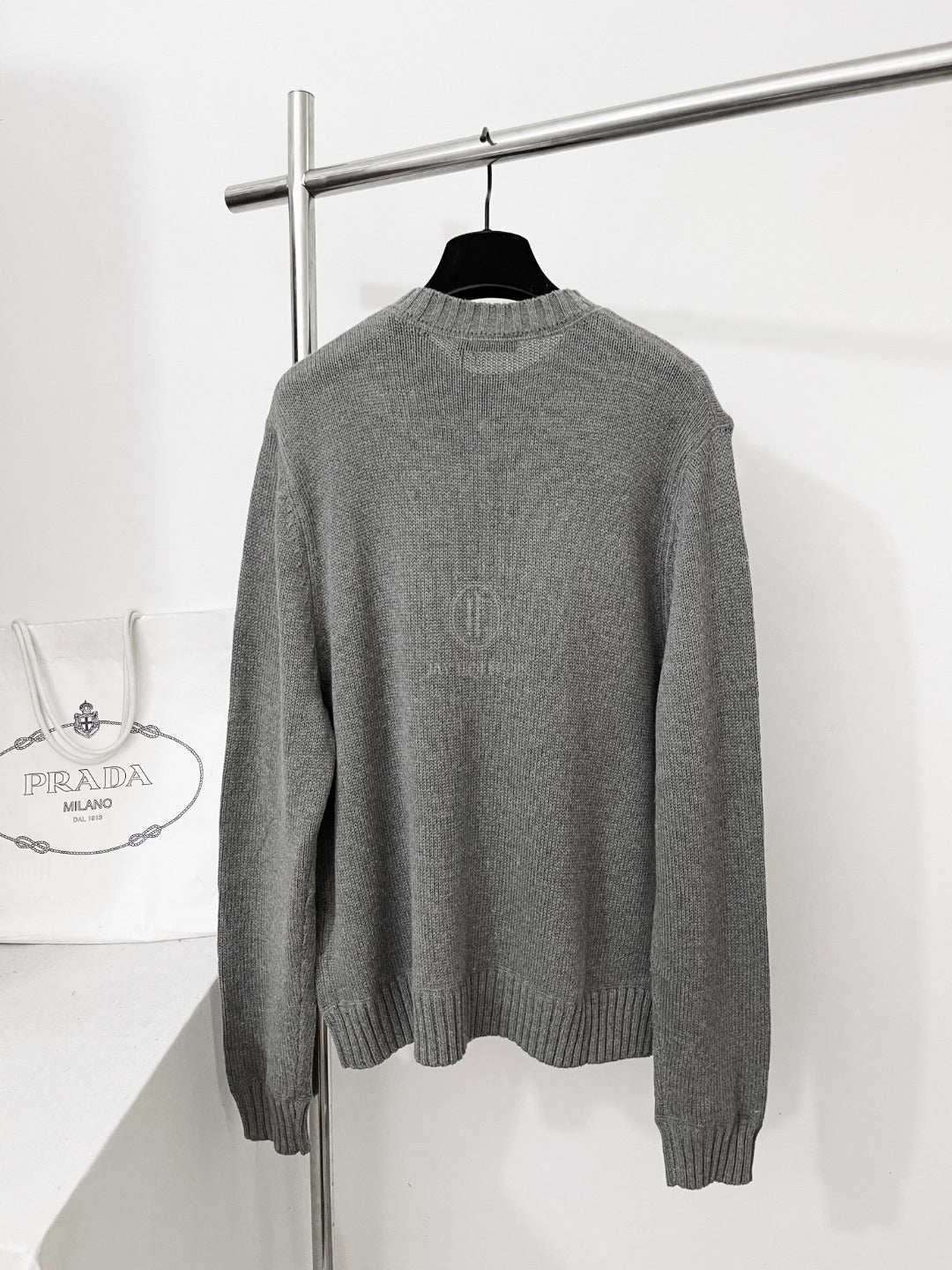 프라다 울 캐시미어 크로우 넥 니트 스웨터