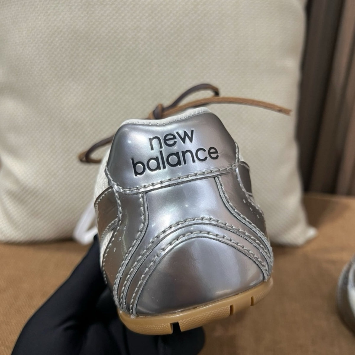 뉴발란스 x 미우 미우 530 SL 메탈릭 레더 앤 메쉬 스니커즈 실버