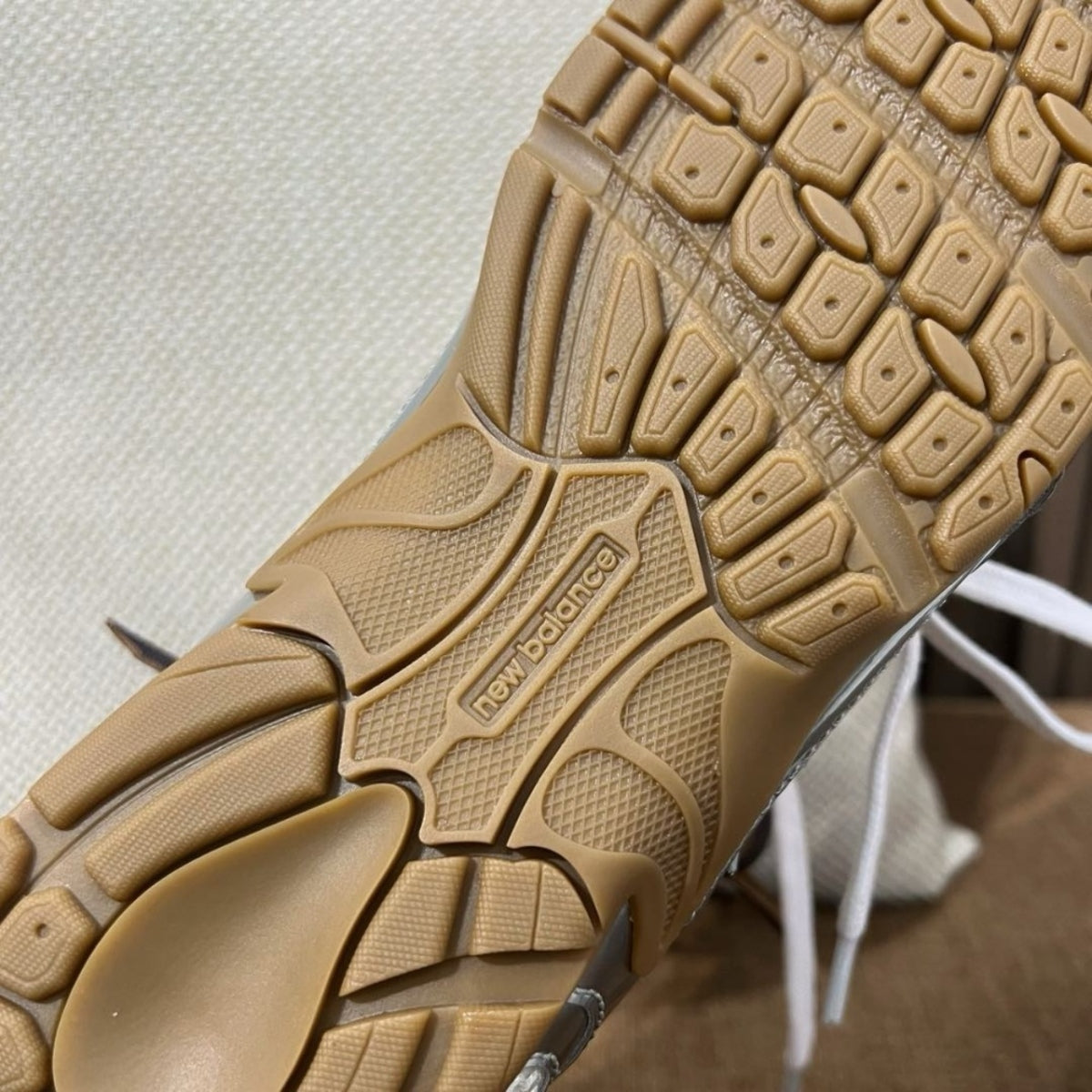 뉴발란스 x 미우 미우 530 SL 메탈릭 레더 앤 메쉬 스니커즈 실버