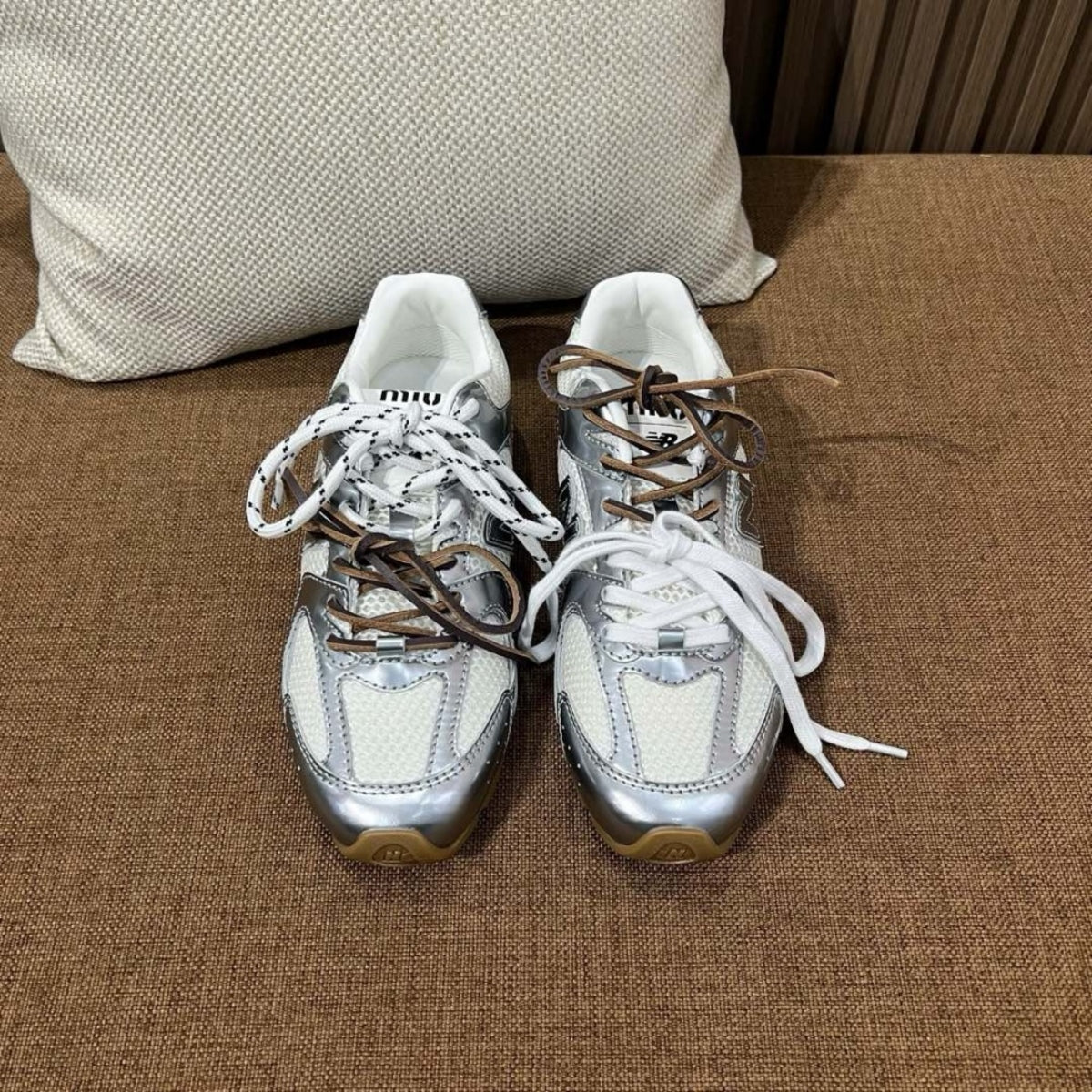 뉴발란스 x 미우 미우 530 SL 메탈릭 레더 앤 메쉬 스니커즈 실버