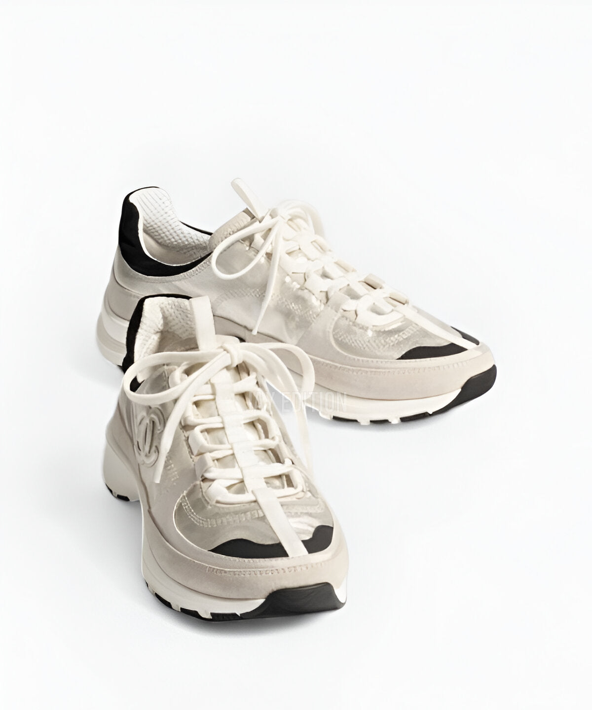 샤넬 라미네이티드 카프스킨 스니커즈 광택감 있는 라미네이티드 카프스킨 소재 세련된 디자인 CC 로고 포인트