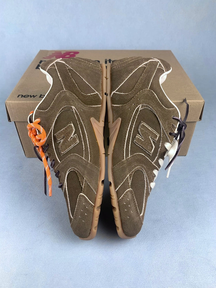 뉴발란스 x 미우 미우 530 스웨이드 메쉬 스니커즈 시나몬