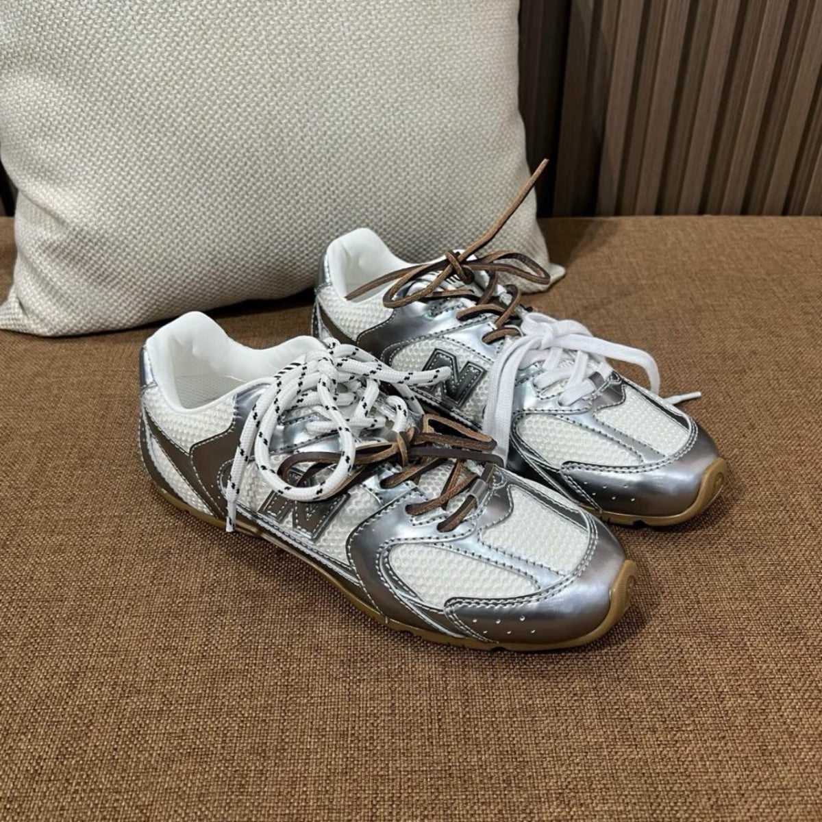 뉴발란스 x 미우 미우 530 SL 메탈릭 레더 앤 메쉬 스니커즈 실버