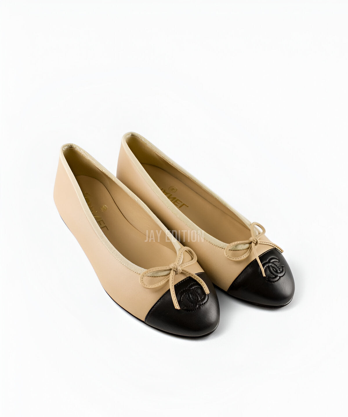 샤넬 발레리나 플랫 슈즈 라운드 토 디자인과 리본 디테일, 샤넬 로고 장식