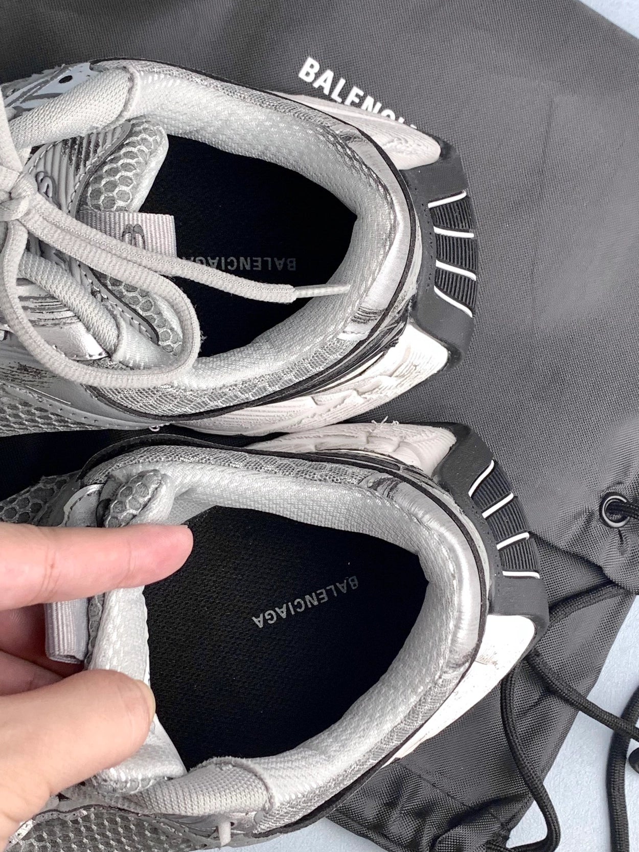 발렌시아가 스테이플러 스니커즈 실버 그레이