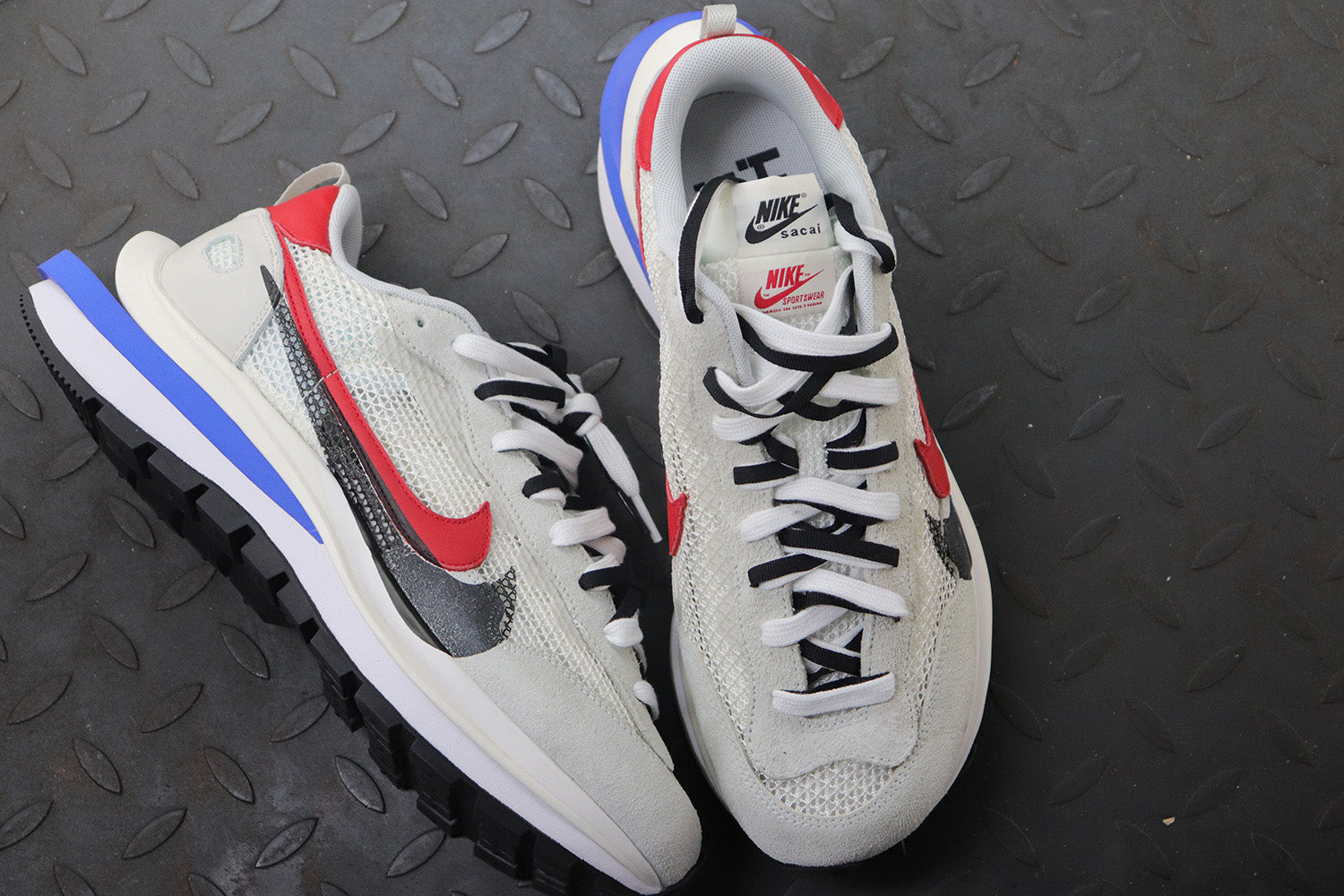 나이키 X 사카이 베이퍼와플 로얄푸시아