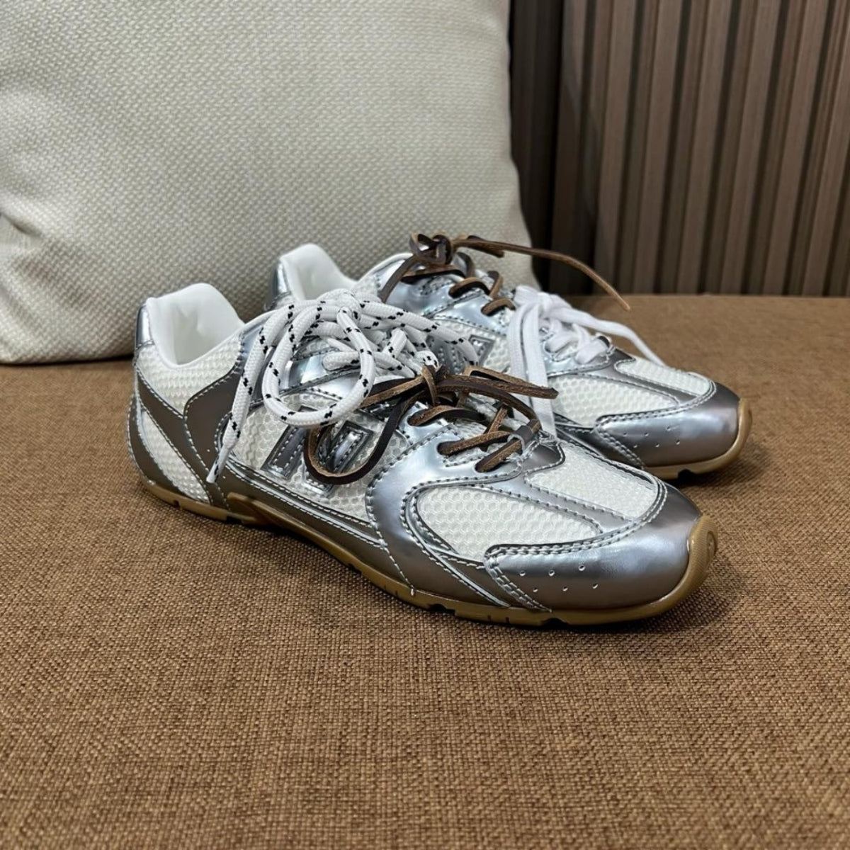 뉴발란스 x 미우 미우 530 SL 메탈릭 레더 앤 메쉬 스니커즈 실버