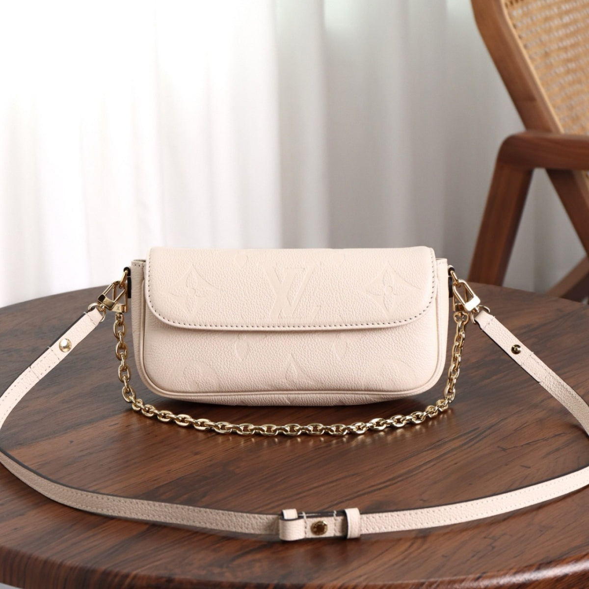 루이비통 아이비 WOC 앙프렝뜨