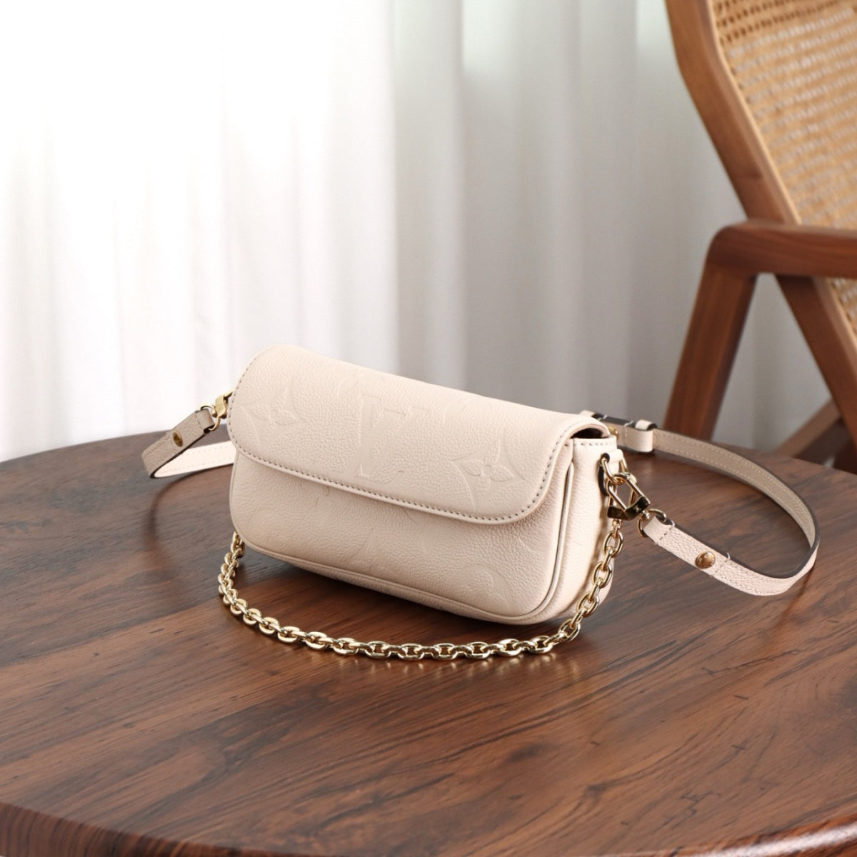 루이비통 아이비 WOC 앙프렝뜨