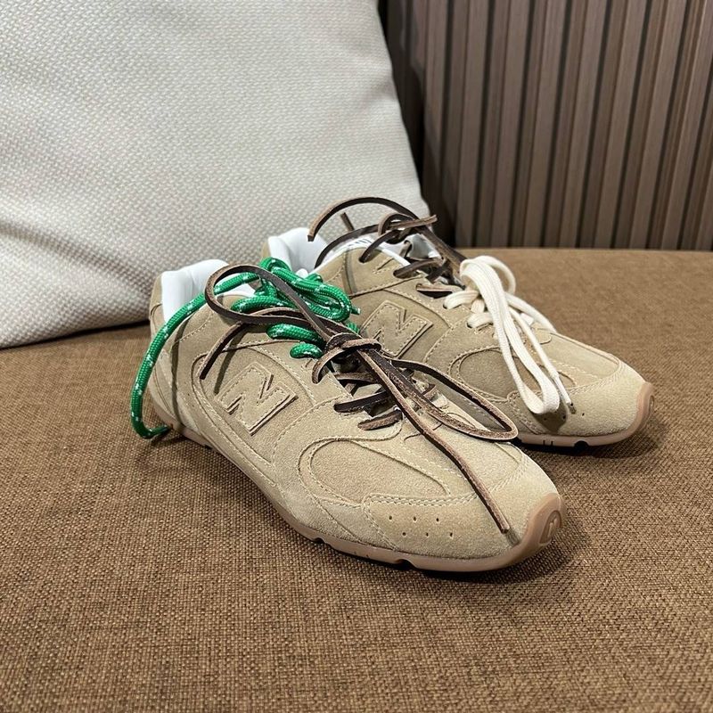 뉴발란스 x 미우 미우 530 스웨이드 메쉬 스니커즈 에크루