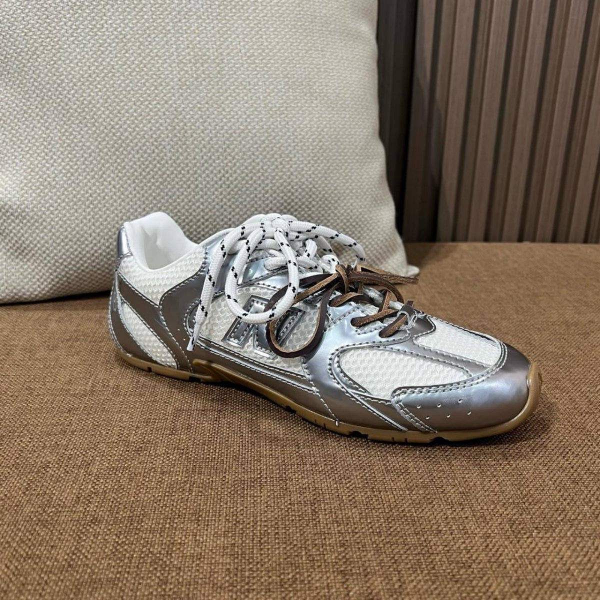 뉴발란스 x 미우 미우 530 SL 메탈릭 레더 앤 메쉬 스니커즈 실버