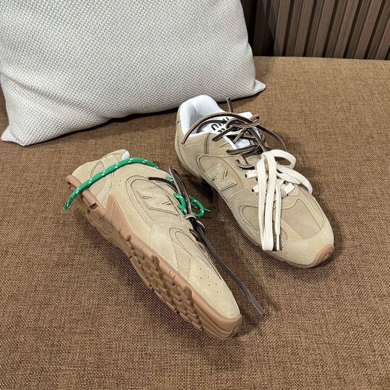 뉴발란스 x 미우 미우 530 스웨이드 메쉬 스니커즈 에크루