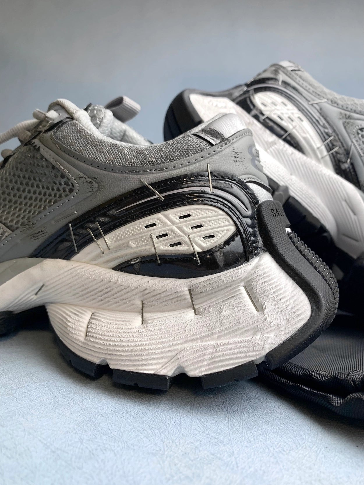 발렌시아가 스테이플러 스니커즈 실버 그레이