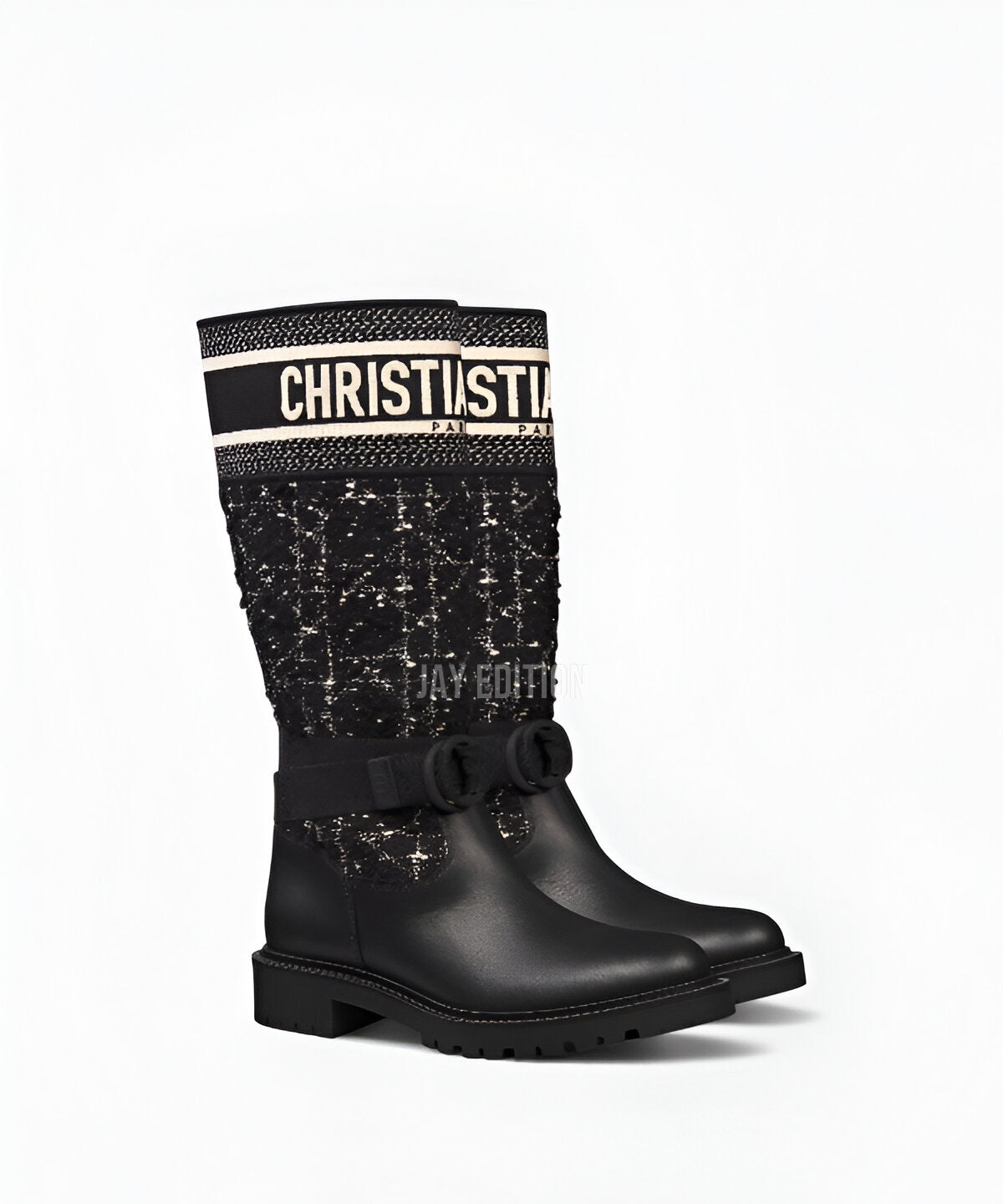 디올 디 메이저 앵클 부츠 레이스업 구조와 CD 시그니처가 특징인 견고한 스타일의 앵클 부츠