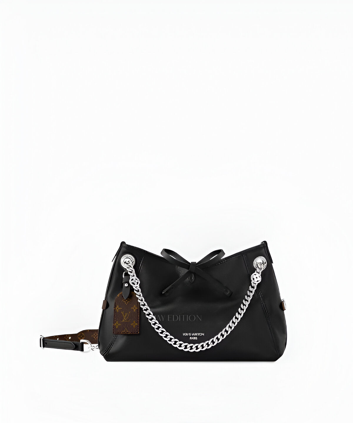 루이비통 캐리올 바이브 BB, 시그니처 모노그램 캔버스와 스무스 가죽 트리밍, 콤팩트한 보스턴백 스타일 실루엣과 지퍼 클로저, 상단 더블 핸들과 탈부착 가능한 조절형 스트랩, 세련된 디테일로 토트·숄더·크로스백 연출이 가능한 경쾌한 럭셔리 미니백