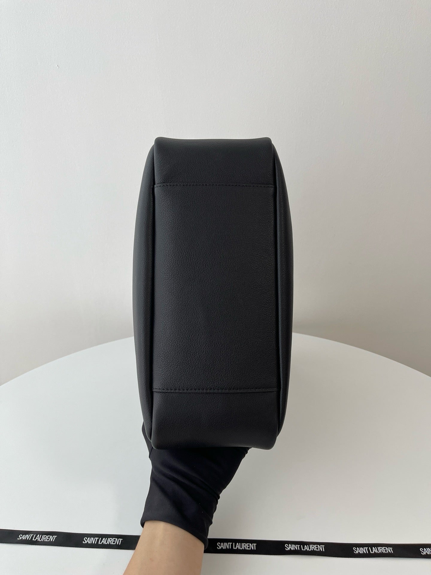 생로랑 LE 5À7 서플 라지 그레인 레더