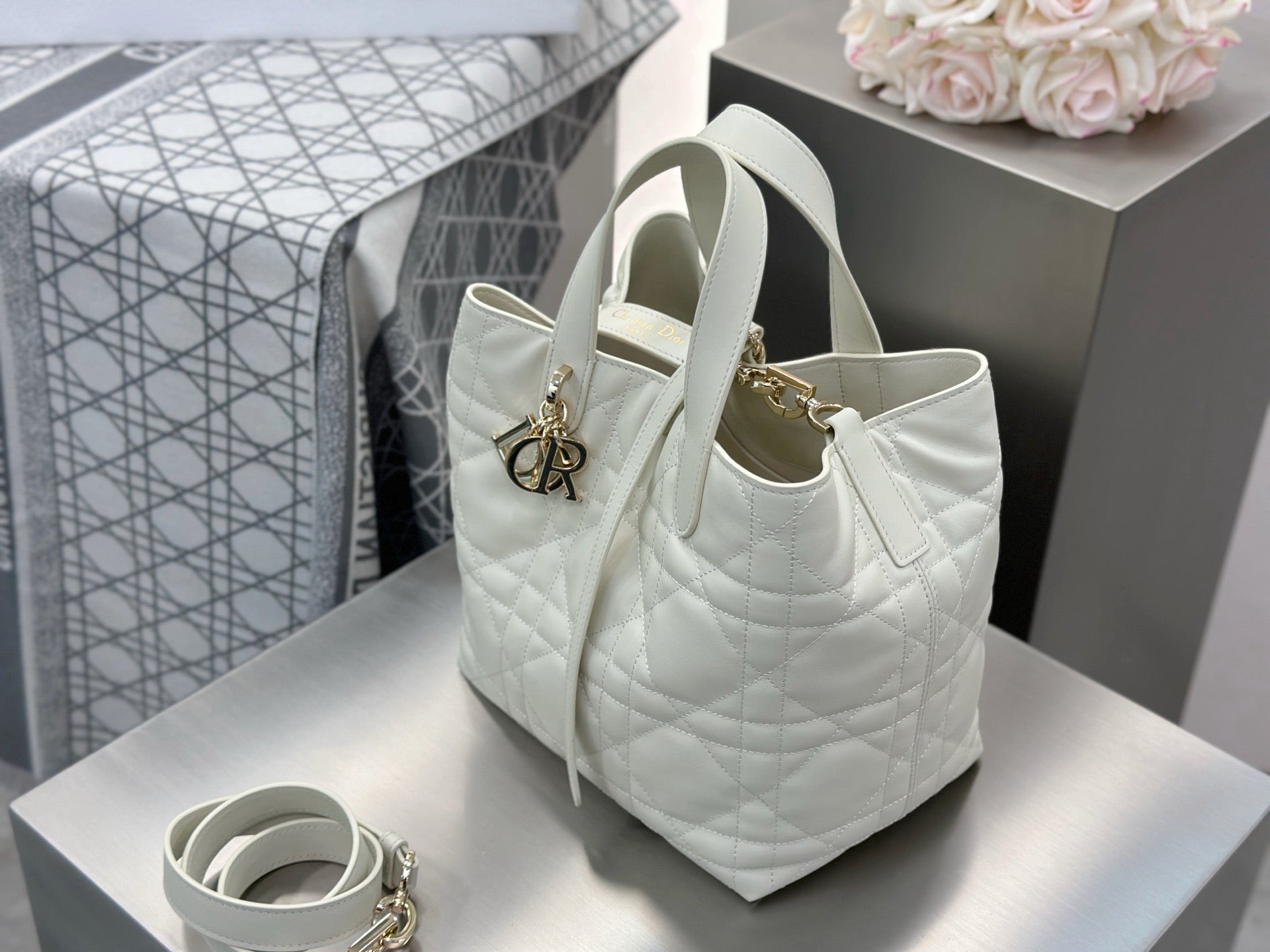 디올 버티컬 뚜주흐백 스몰,미디움