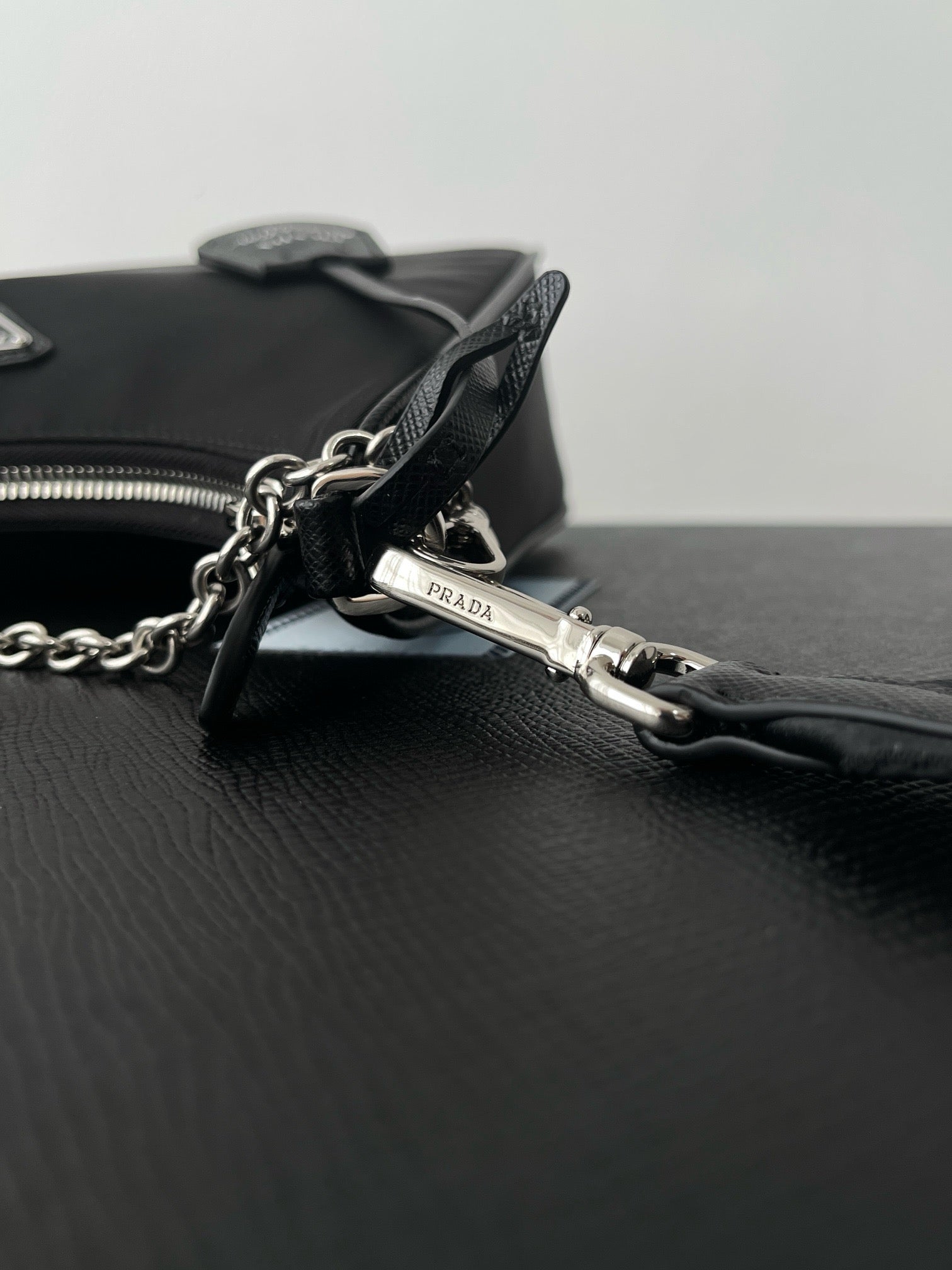 프라다 테수토 체인 호보백