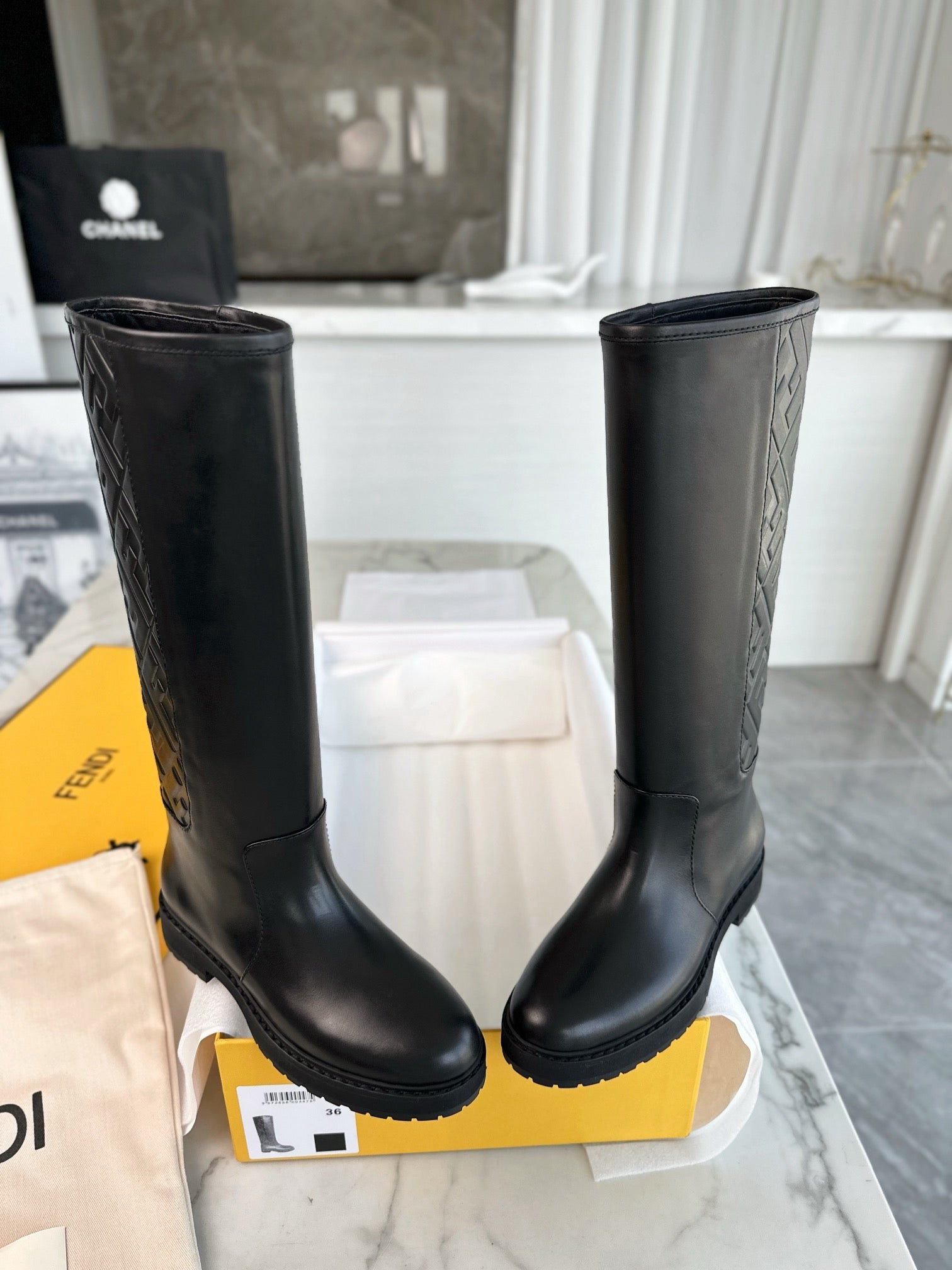 펜디 엠보스드 FF  롱 부츠