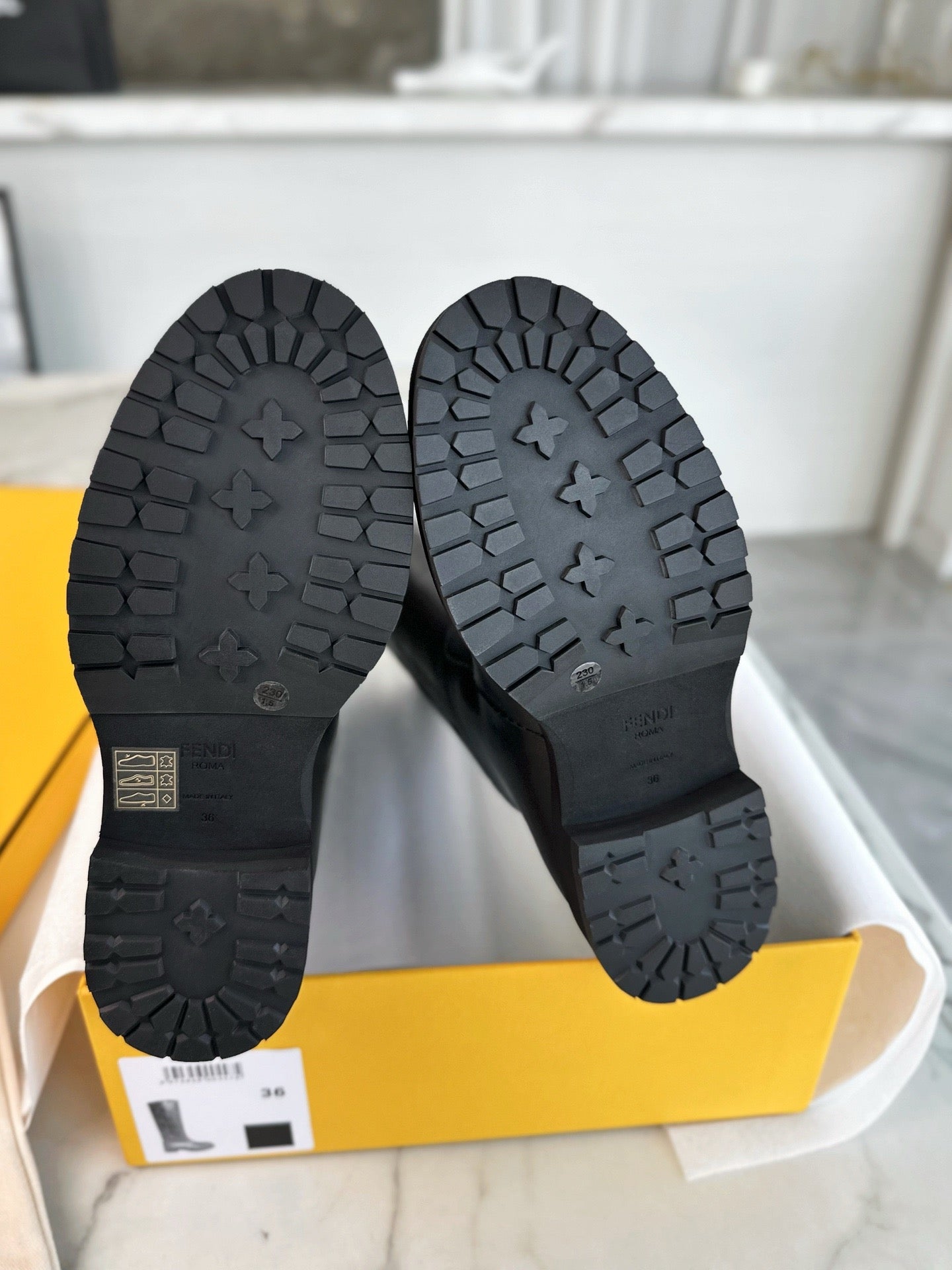 펜디 엠보스드 FF  롱 부츠