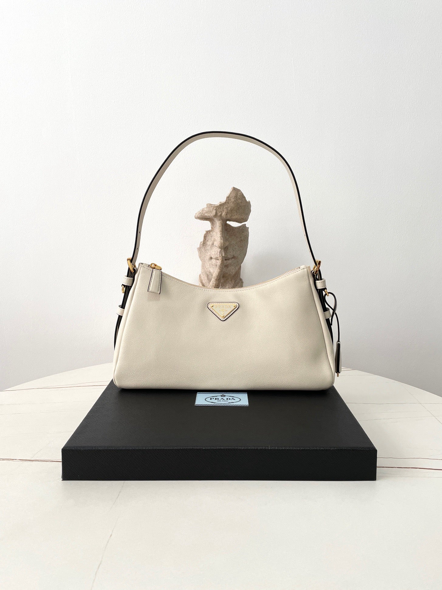 프라다 에메 레더 숄더백 미디움