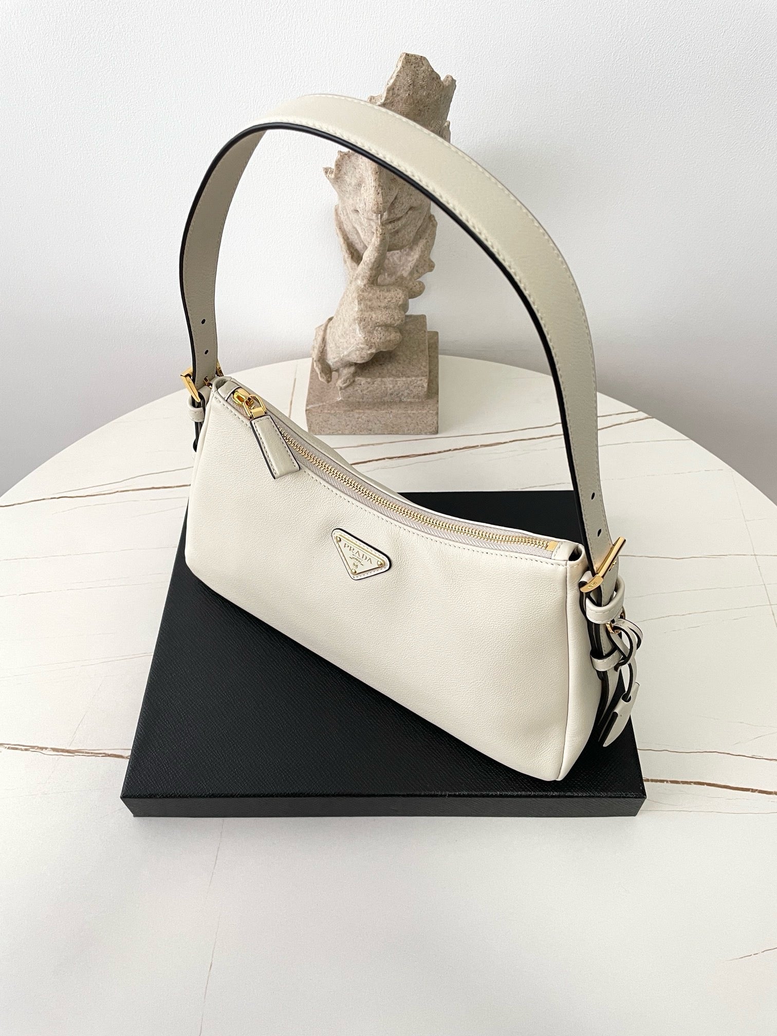 프라다 에메 레더 숄더백 미디움