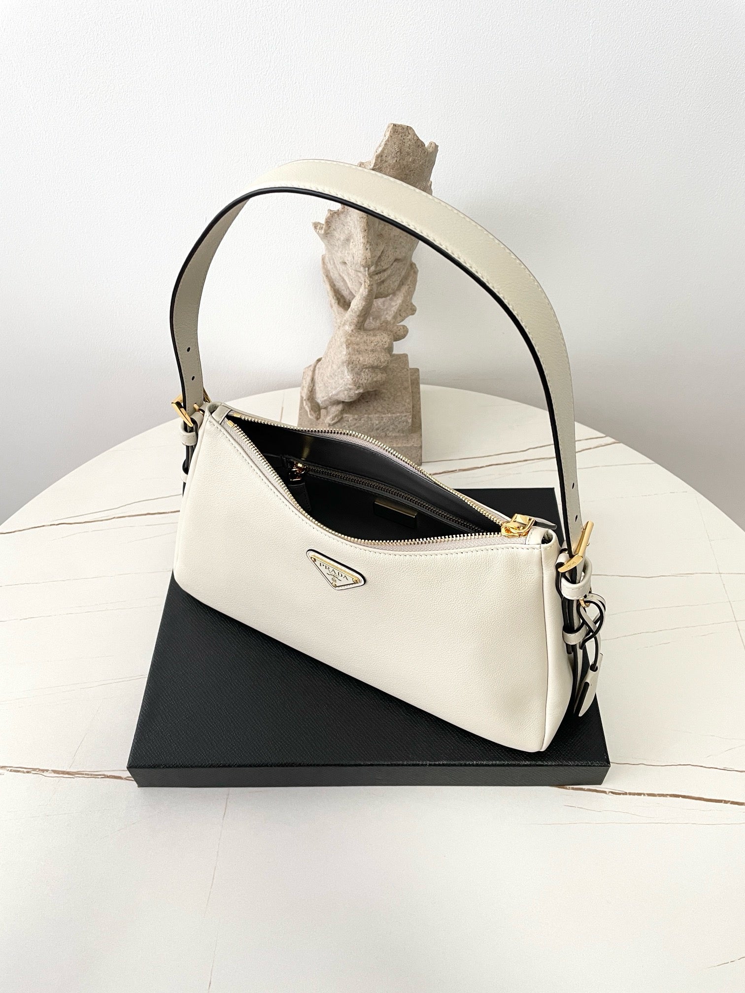 프라다 에메 레더 숄더백 미디움