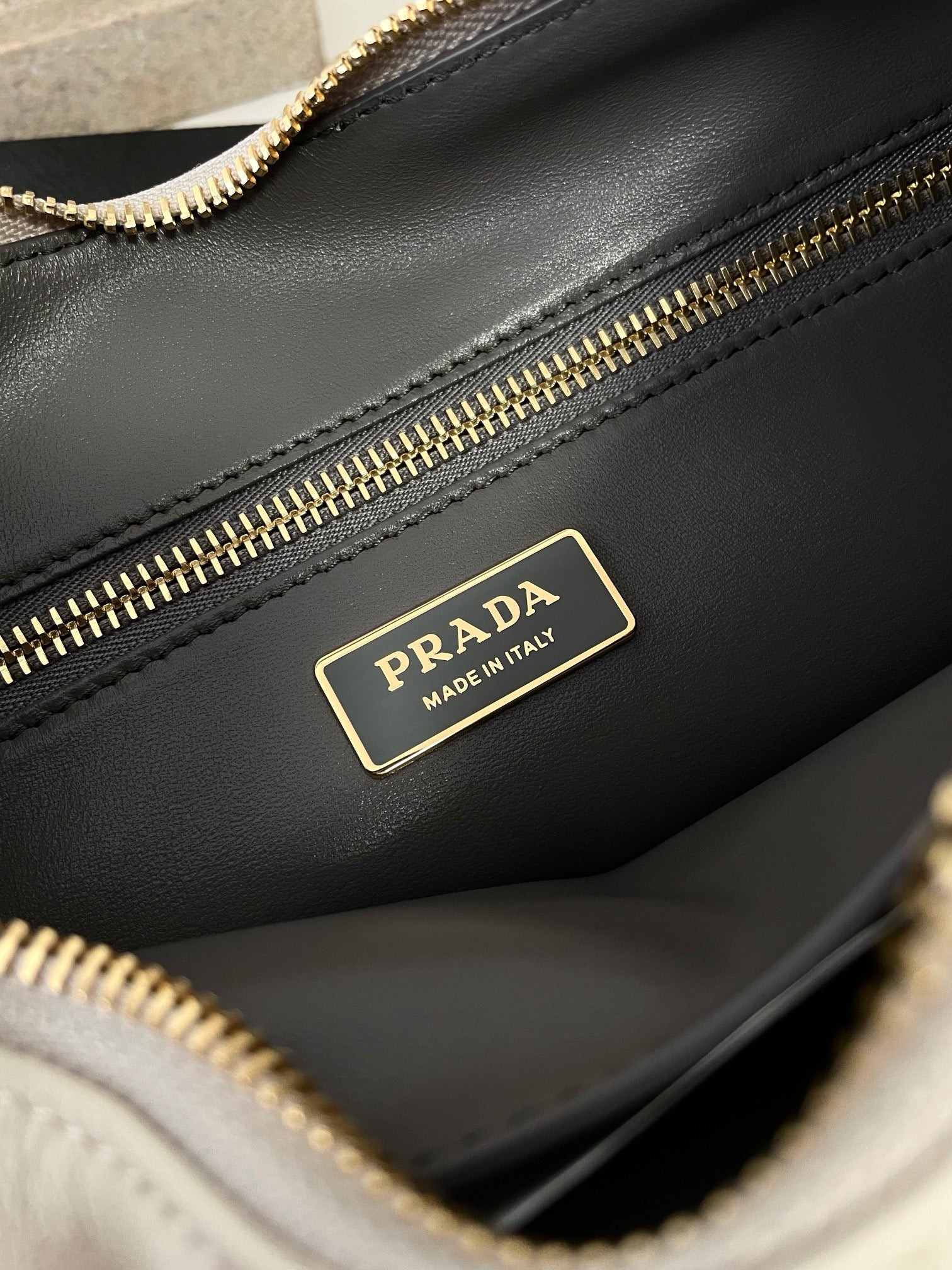 프라다 에메 레더 숄더백 미디움