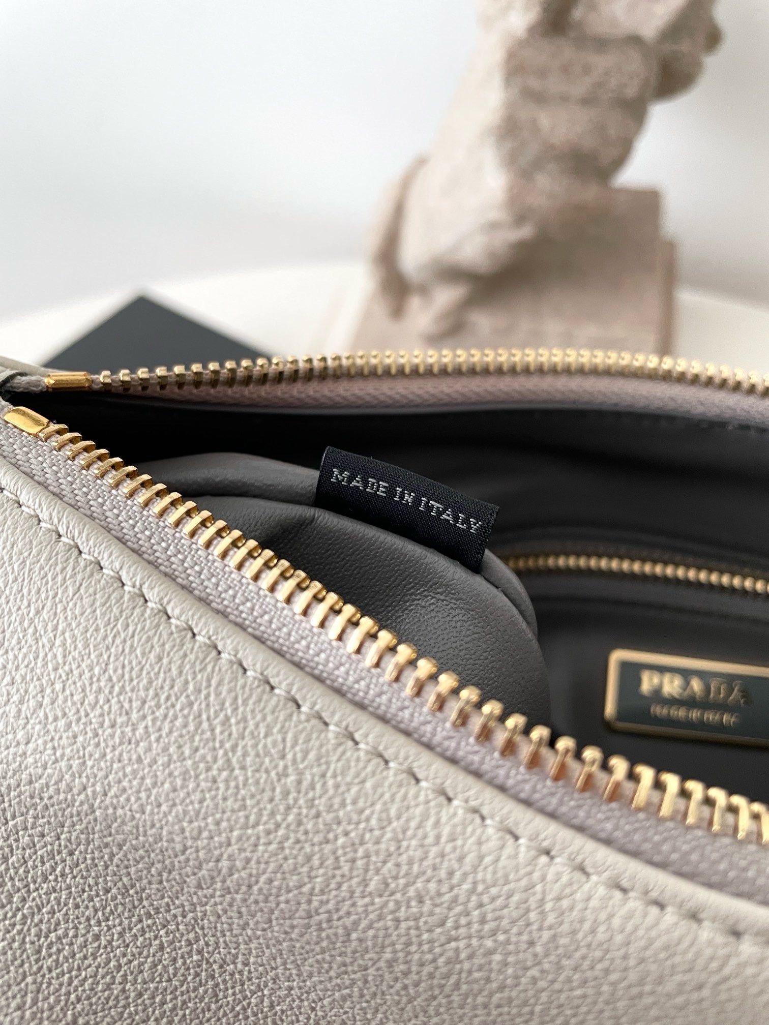 프라다 에메 레더 숄더백 미디움