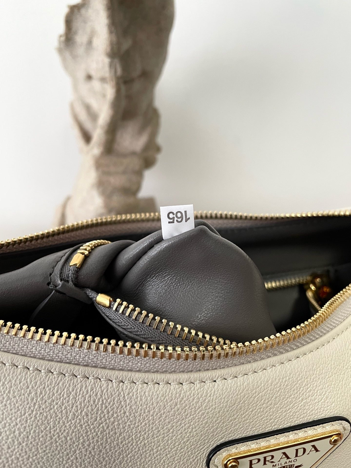 프라다 에메 레더 숄더백 미디움