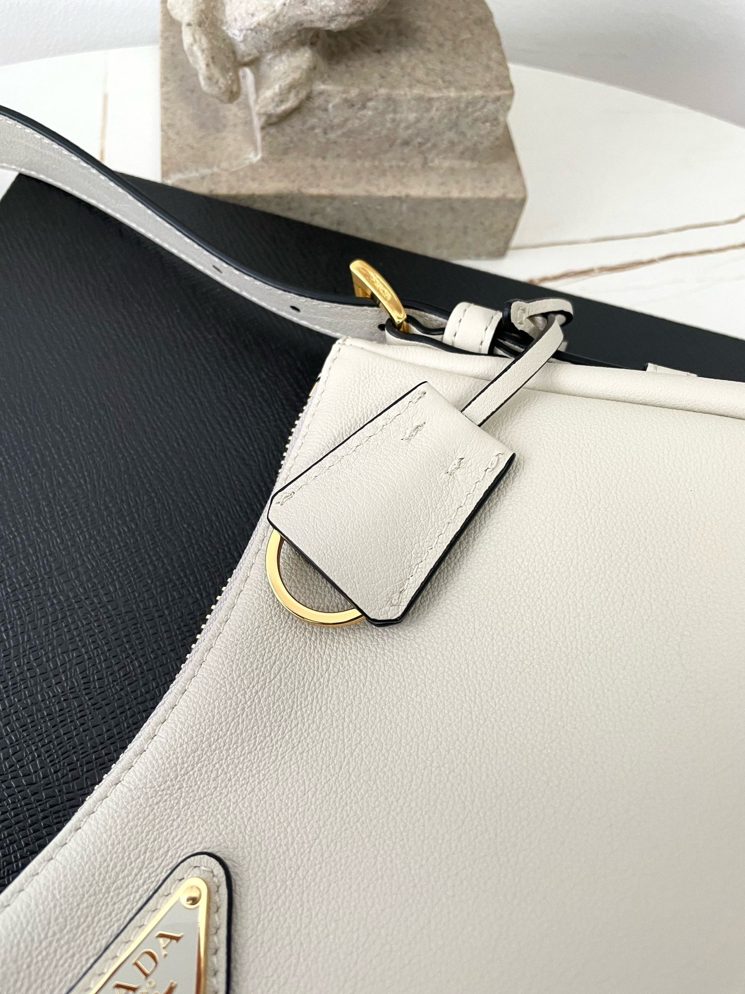 프라다 에메 레더 숄더백 미디움