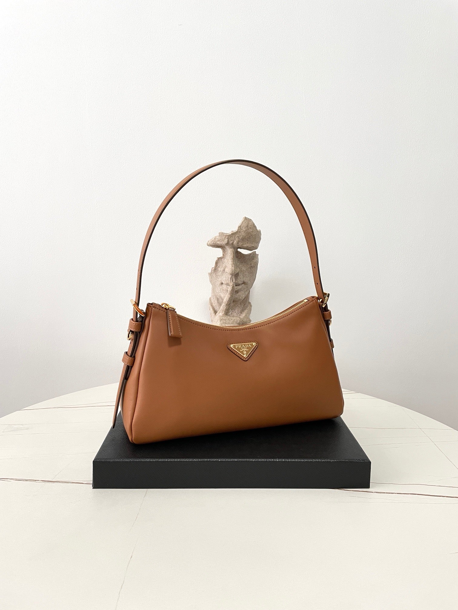 프라다 에메 레더 숄더백 미디움