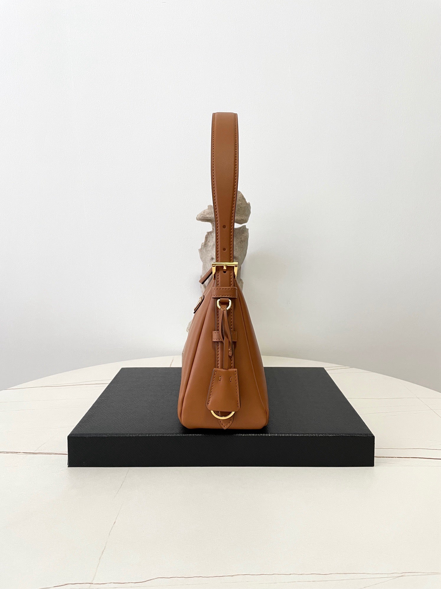 프라다 에메 레더 숄더백 미디움