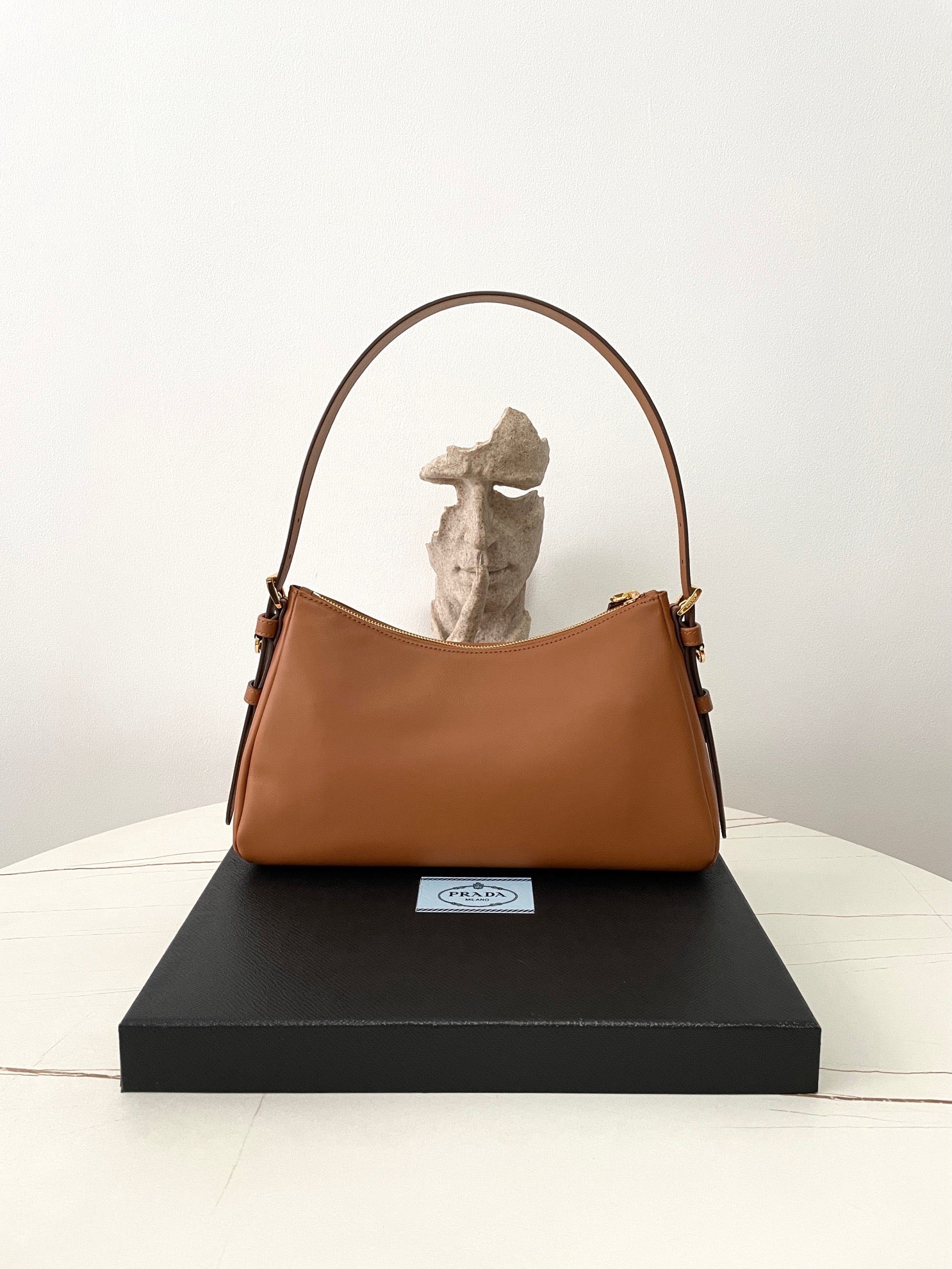 프라다 에메 레더 숄더백 미디움