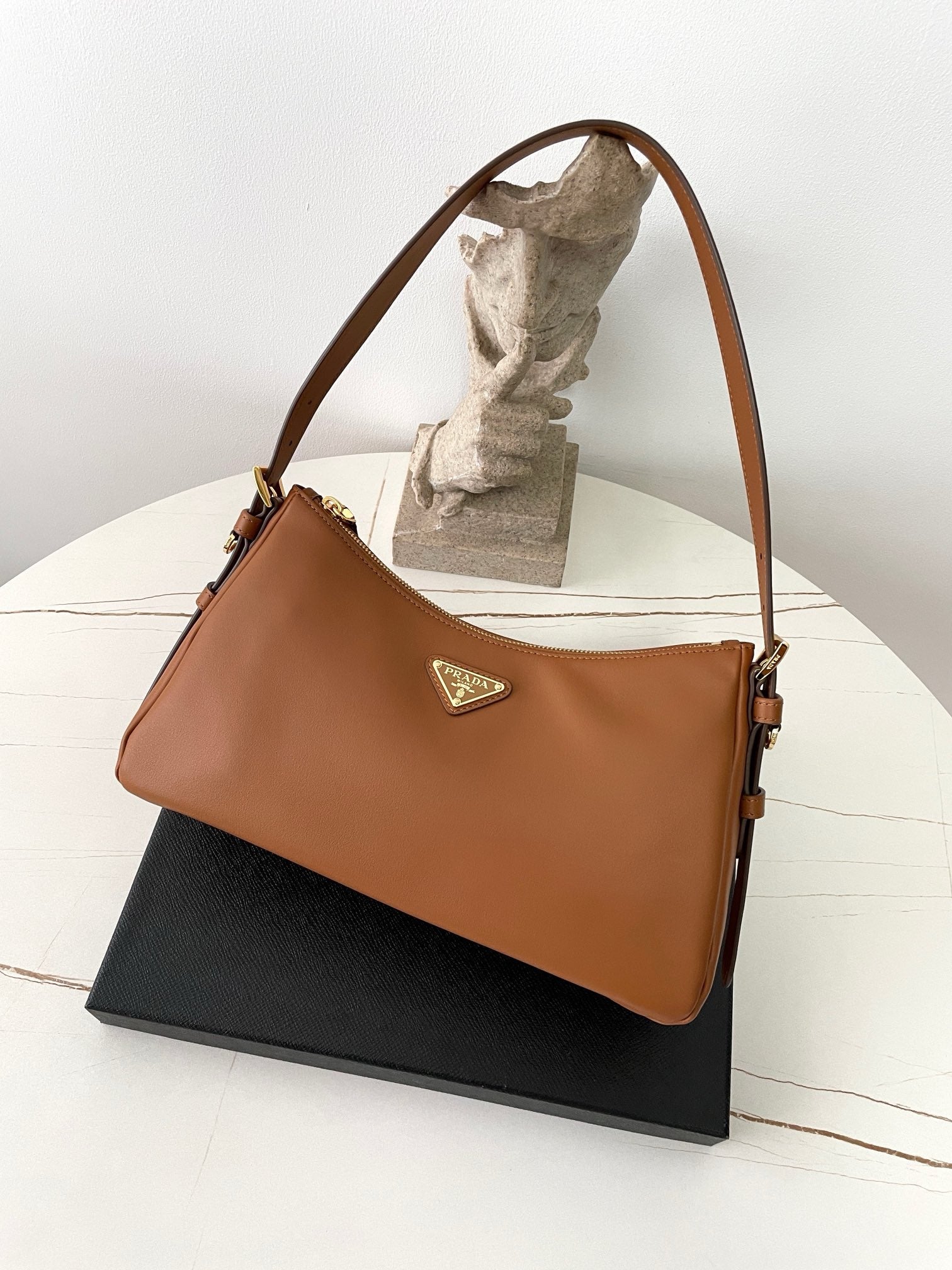 프라다 에메 레더 숄더백 미디움