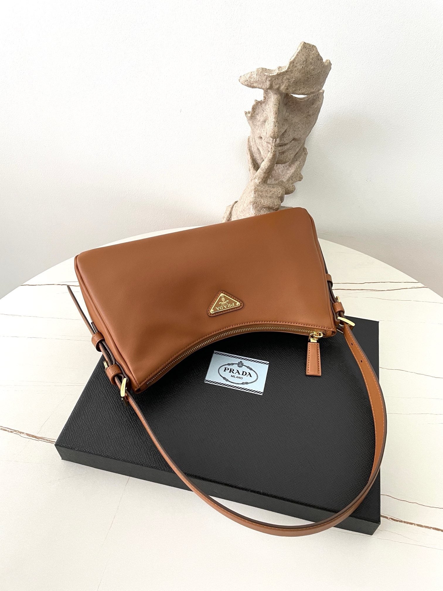 프라다 에메 레더 숄더백 미디움